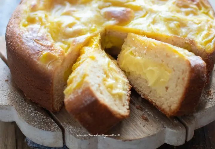Torta quark soffice e golosa, con un ripieno cremoso alla vaniglia. Perfetta per la colazione o la merenda.