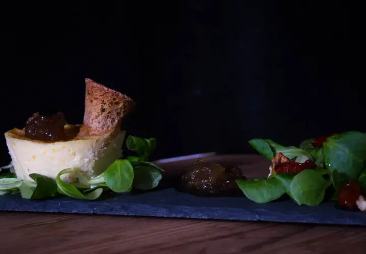 Delicato tortino di pecorino con confettura di fichi, crostino e insalatina fresca.