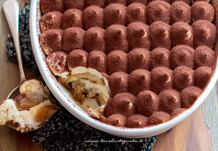 Tiramisù cremoso, perfetto per la tua ricetta con 500g di mascarpone. Un dolce al cucchiaio da gustare subito.