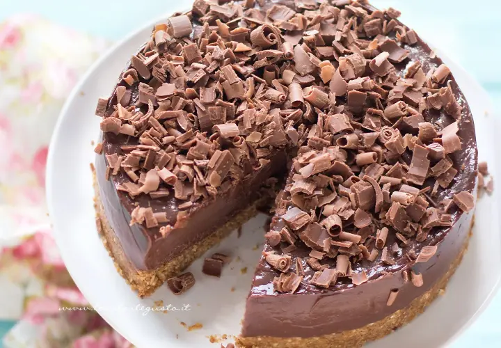 Cheesecake alla Nutella e mascarpone, ricoperta di riccioli di cioccolato fondente. Una delizia per gli occhi e per il palato.