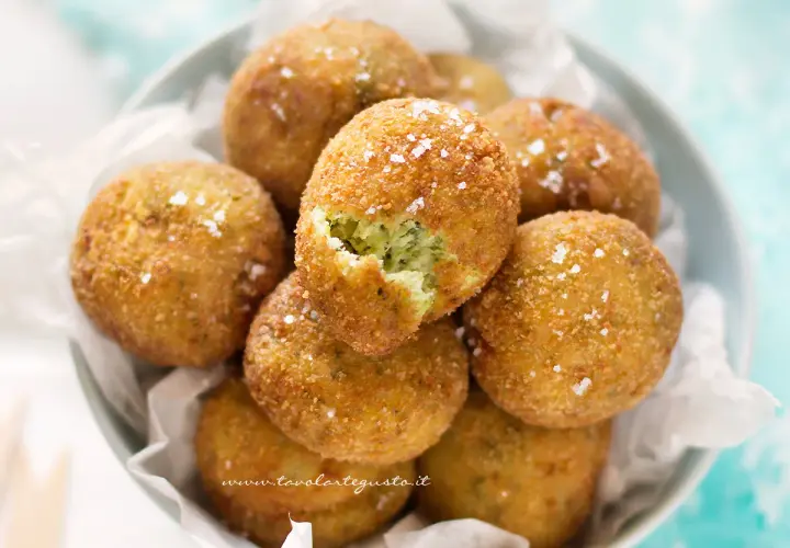 Deliziose polpette di zucchine e ricotta, dorate e croccanti, cosparse di sale grosso.