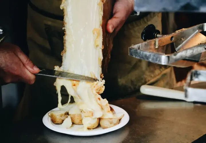 Formaggio per raclette alternativa, fuso e filante, viene raschiato da un grosso pezzo su patate bollite.