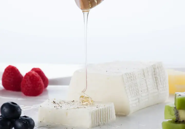 Formaggio fresco con miele, lamponi, mirtilli e kiwi. Un assaggio per capire la differenza tra stracchino e crescenza.