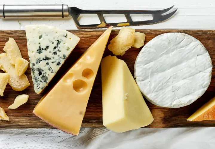 Assortimento di formaggi, tra cui gorgonzola, emmental e brie. Scopri quali sono i formaggi senza lattosio per un'alimentazione gustosa e leggera.