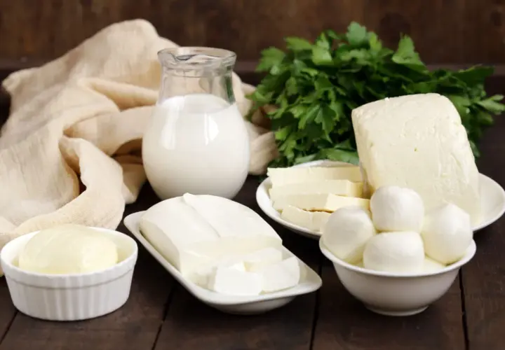 Varietà di formaggi freschi, tra cui mozzarelline e blocchi, con latte e erbe aromatiche. Ideali per chi cerca formaggi con poco sale.