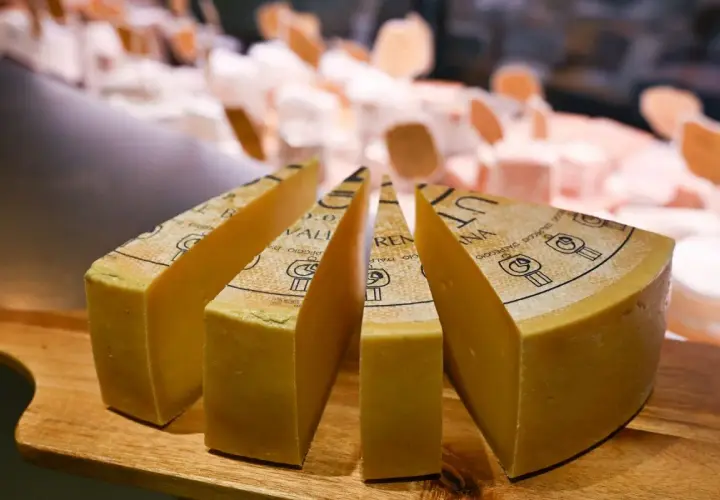 Fette di Grana Padano su tagliere. Attenzione, il Grana Padano fa ingrassare, ma è così buono!