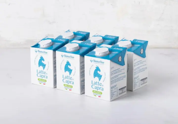 Scatole di latte di capra biologico, con un disegno di capra e la scritta "Latte di Capra".