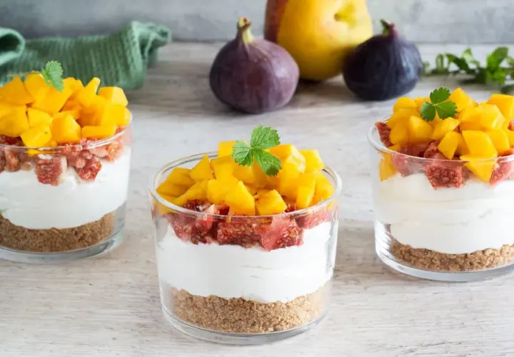 Deliziosi bicchieri con ricotta mousse, crumble, fichi e mango fresco. Un dolce estivo perfetto.