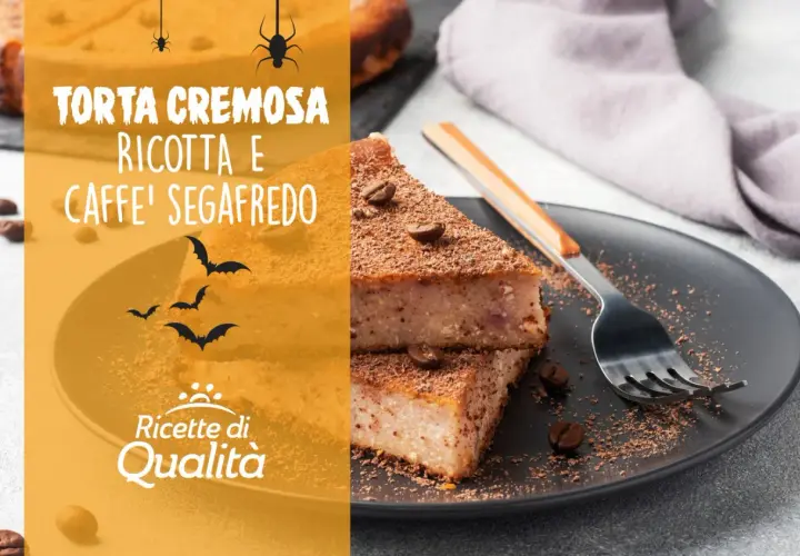 Fetta di torta cremosa ricotta e caffè, guarnita con cioccolato grattugiato e chicchi di caffè.