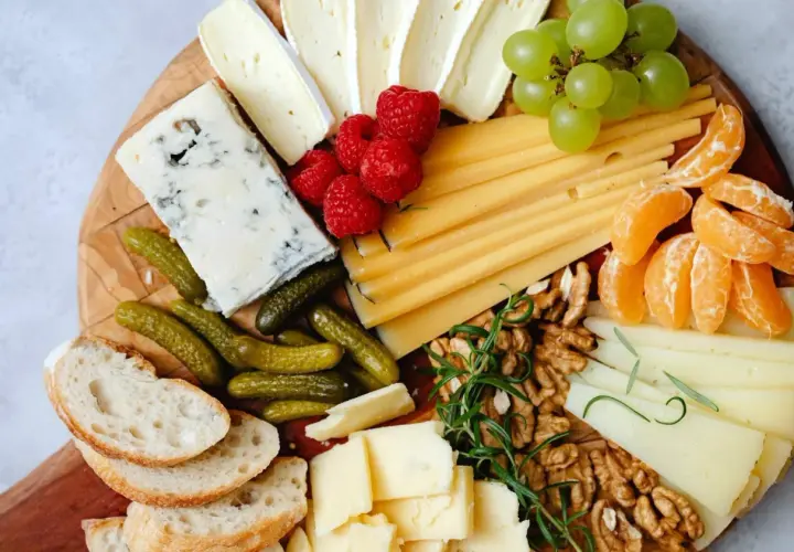 Assaggio di formaggi del nord Italia: blu, brie, stagionato, con frutta, noci e pane.
