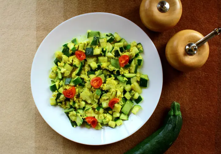 Zucchine saltate con pomodorini e uova, un'idea per ricette con quark leggere e gustose.