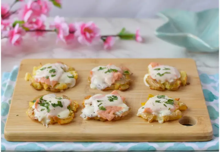 Sfogliatine croccanti con salmone e formaggio fuso, perfette per antipasti o secondi leggeri. Un'idea per stracchino ricette secondi.