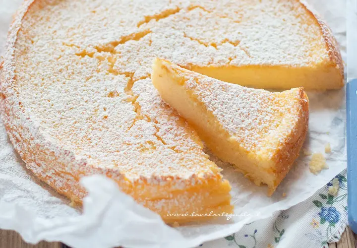 Torta soffice alla ricotta al limone, spolverata di zucchero a velo. Un dolce leggero, ideale per chi cerca informazioni sulle calorie.