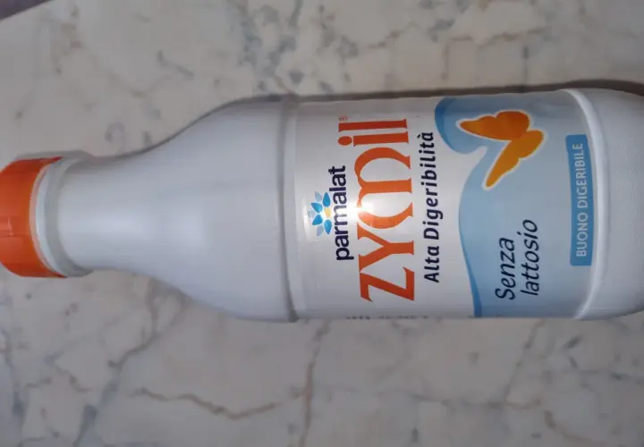 Bottiglia di Zymil senza lattosio, ideale per chi è in gravidanza e cerca un prodotto altamente digeribile.