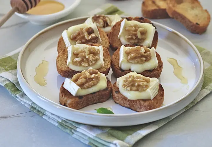 Deliziosi crostini con formaggio fuso e noci, un antipasto perfetto per ogni occasione.
