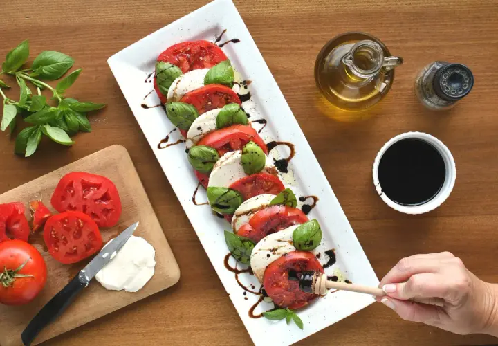Caprese: un classico degli abbinamenti formaggi e verdure. Pomodori, mozzarella e basilico conditi con olio e aceto balsamico.