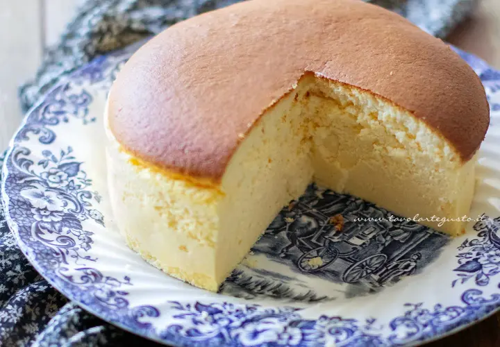 Un soffice cheesecake giapponese, leggero e arioso, servito su un piatto decorato con un motivo blu e bianco.