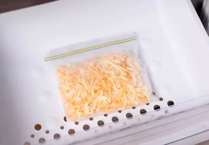 Sacchetto con formaggio grattugiato pronto per essere congelato. Si può congelare il formaggio grattugiato per averlo sempre a disposizione.