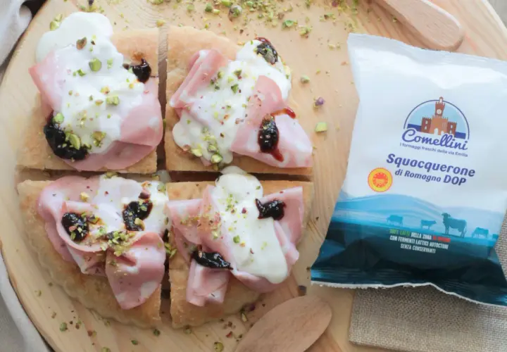 Focaccia con mortadella, squacquerone, confettura e pistacchi. Un'idea per squacquerone ricette veloci e gustose.