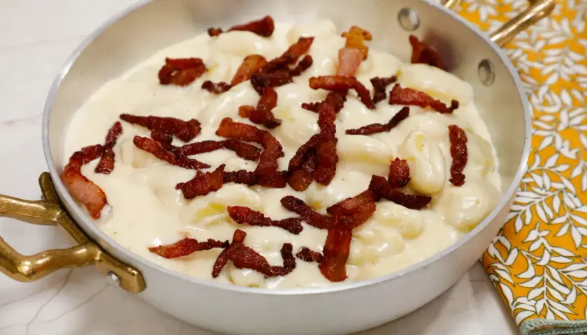 Gnocchi soffici in una cremosa fonduta, guarniti con croccante pancetta. Un piatto che invita alla gola.