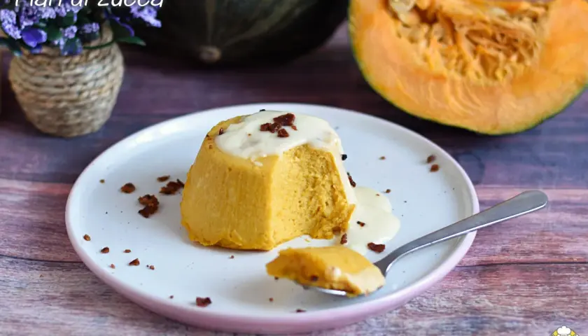 Delizioso flan di zucca con fonduta di pecorino, guarnito con croccanti pezzetti di pancetta.