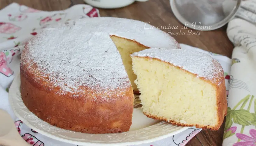 Torta soffice e profumata, preparata con 150 gr di yogurt greco, cosparsa di zucchero a velo.