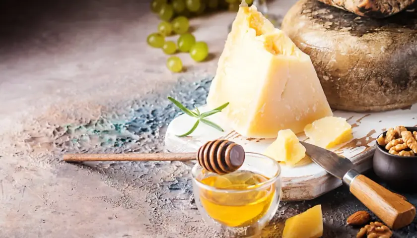 Formaggi stagionati, miele dorato, uva succosa e noci croccanti: un assaggio di sapori intensi e naturali.