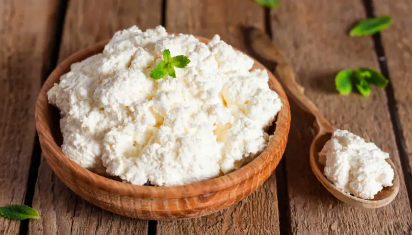 Ricotta fresca in ciotola di legno, guarnita con menta. Attenzione, il fior di latte fa ingrassare se consumato in eccesso!