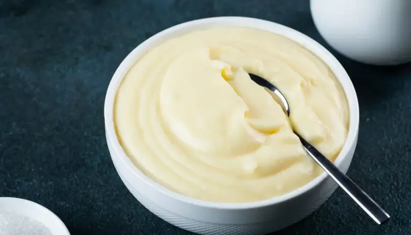 Crema soffice e vellutata in una ciotola, perfetta per capire quale ricotta per dolci usare.