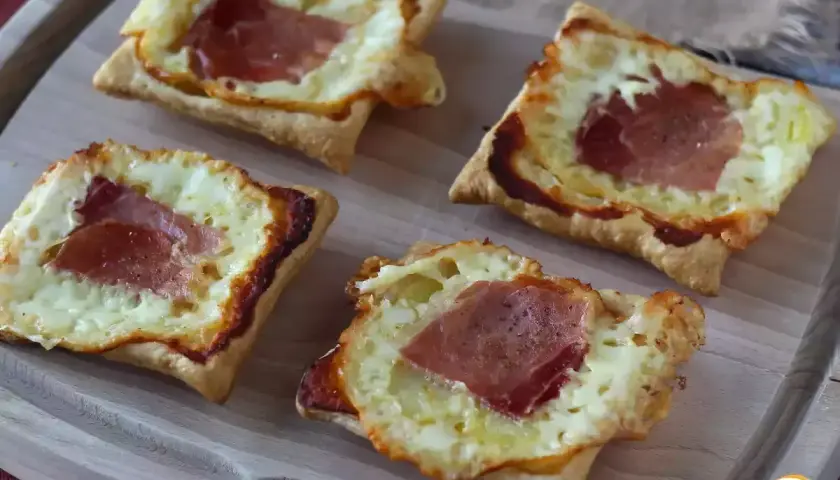 Sfogliatine salate con prosciutto e formaggio fuso, perfette per chi ama le ricette con formaggio.