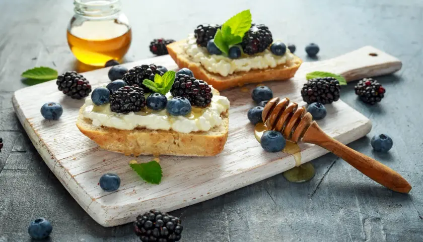 Bruschette con ricotta, mirtilli e more, condite con miele. Chi dice che la ricotta fa ingrassare?