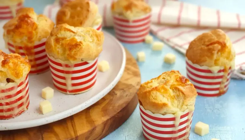 Muffin salati con formaggio filante, perfetti per ricette con formaggio grattugiato. Gustosi e invitanti, con un cuore filante.