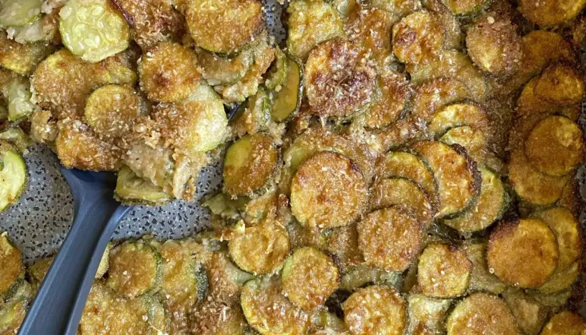 Fette di zucchine al forno, dorate e croccanti, con pangrattato e parmigiano. Un contorno saporito e facile da preparare.