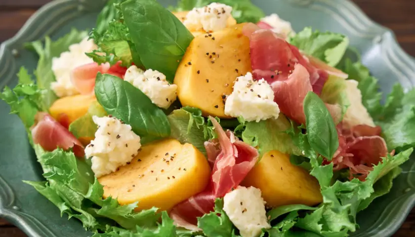 Insalata con cachi, prosciutto crudo e ricotta fresca. Un'idea su cosa abbinare alla ricotta fresca per un piatto fresco e gustoso.