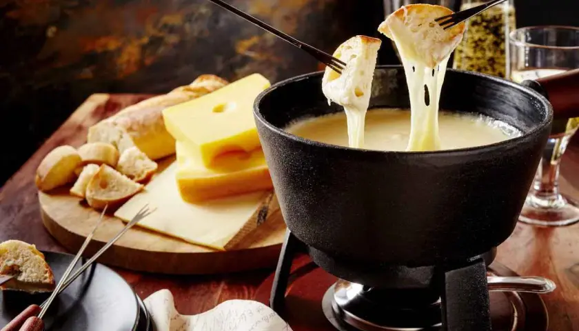 Una deliziosa fonduta ricetta con pane croccante e formaggio filante. Perfetta per una serata conviviale.