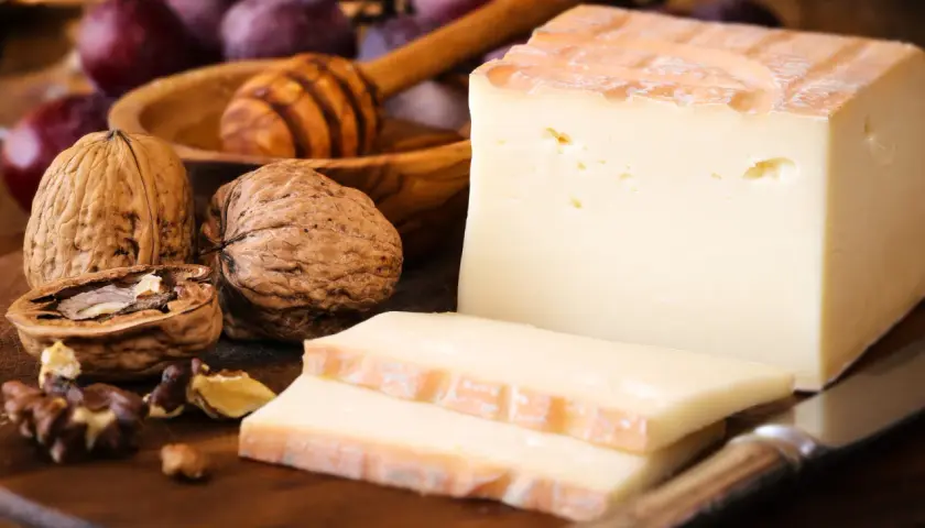 Formaggi a latte crudo, noci e prugne, un piacere per grandi e bambini.
