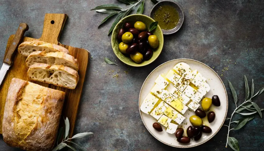 Pane fresco, olive e feta condita con erbe. Attenzione, la feta fa ingrassare se mangiata in grandi quantità!