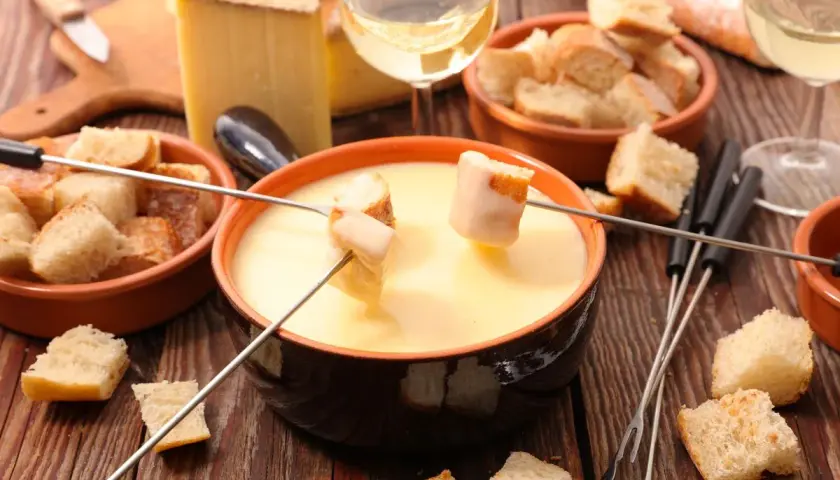 Fonduta di formaggio fatto in casa da Benedetta, con pane croccante e vino bianco.