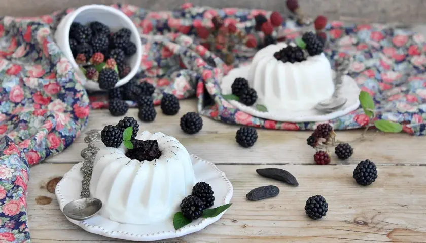 Panna cotta con more fresche. Per un risultato perfetto, quale panna usare per la panna cotta? La panna fresca liquida è la scelta ideale.