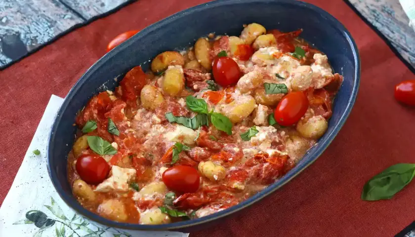 Gnocchi al forno con pomodorini e formaggio cremoso, un'ottima alternativa per chi cerca come sostituire la feta in una ricetta mediterranea.