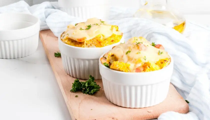 Due tortini gratinati con avanzi di salumi e formaggi, perfetti per ricette creative e gustose.