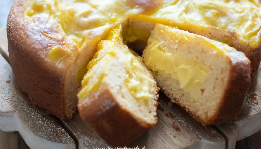 Torta quark soffice e golosa, con un ripieno cremoso alla vaniglia. Perfetta per la colazione o la merenda.