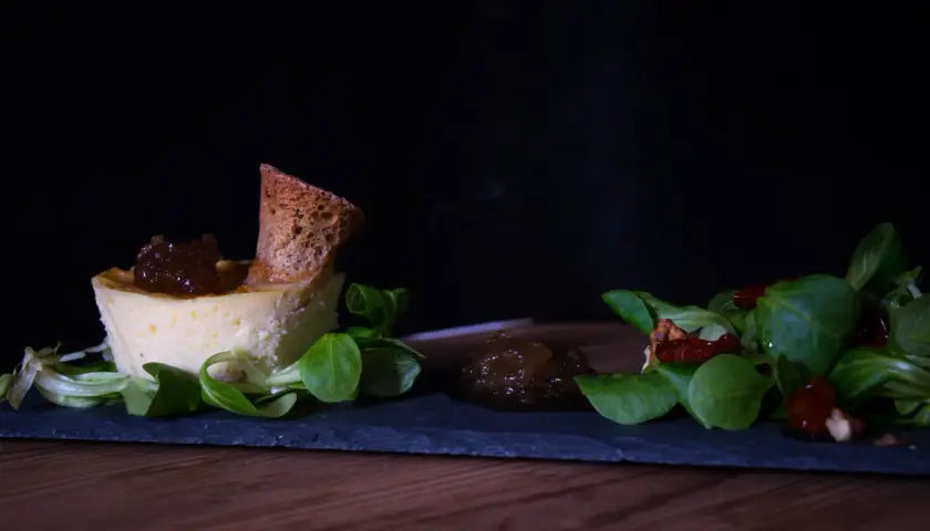 Delicato tortino di pecorino con confettura di fichi, crostino e insalatina fresca.
