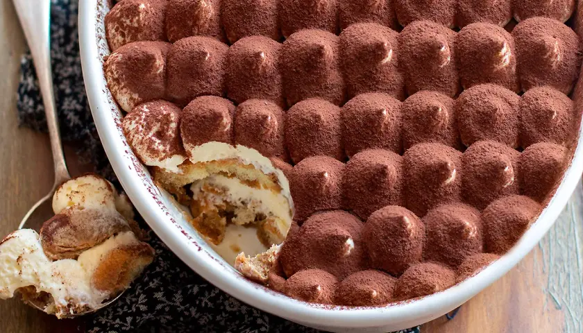 Tiramisù cremoso, perfetto per la tua ricetta con 500g di mascarpone. Un dolce al cucchiaio da gustare subito.