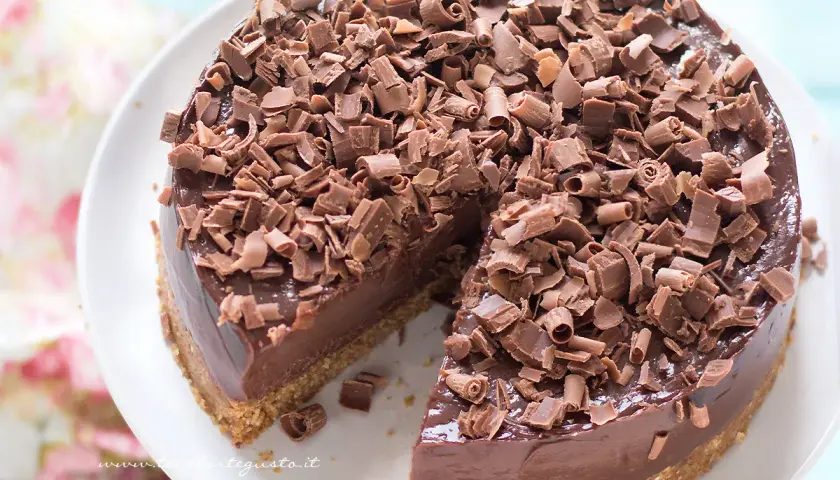 Cheesecake alla Nutella e mascarpone, ricoperta di riccioli di cioccolato fondente. Una delizia per gli occhi e per il palato.