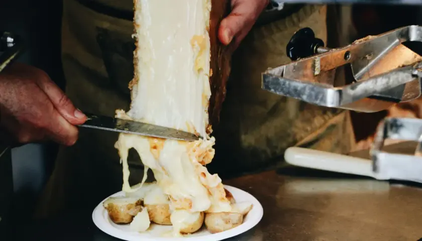 Formaggio per raclette alternativa, fuso e filante, viene raschiato da un grosso pezzo su patate bollite.