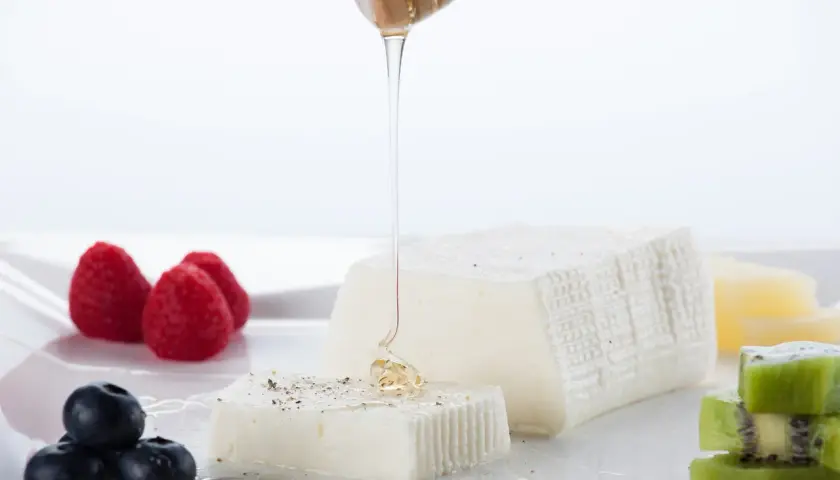 Formaggio fresco con miele, lamponi, mirtilli e kiwi. Un assaggio per capire la differenza tra stracchino e crescenza.