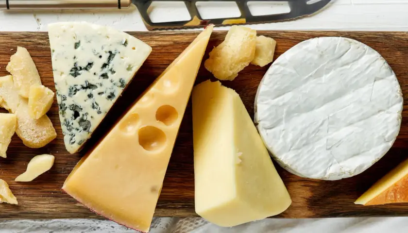 Assortimento di formaggi, tra cui gorgonzola, emmental e brie. Scopri quali sono i formaggi senza lattosio per un'alimentazione gustosa e leggera.