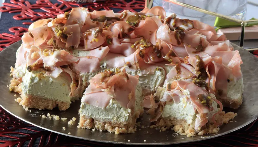 Cheesecake salata con taralli, mortadella e pistacchi, una delizia per il palato.