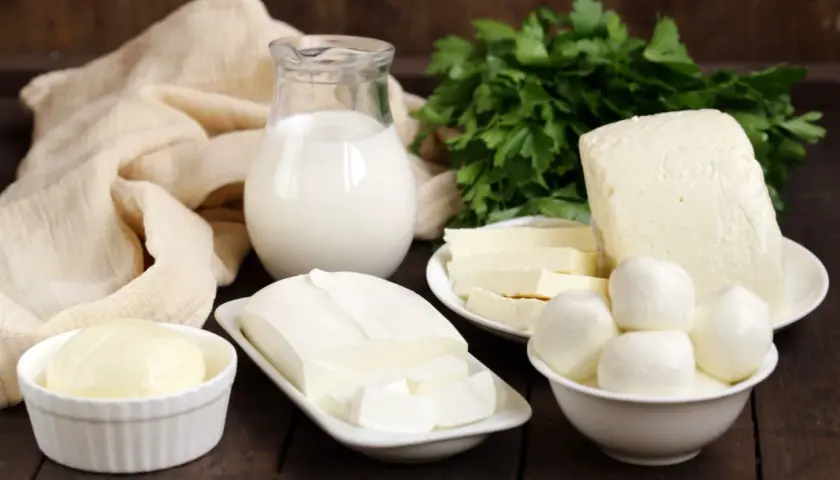 Varietà di formaggi freschi, tra cui mozzarelline e blocchi, con latte e erbe aromatiche. Ideali per chi cerca formaggi con poco sale.